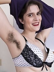 Sosha Belle masturbates in her hallway